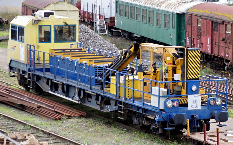 99 87 9 185 421-4 (2013-10-20 gare de Tergnier) DU 84 B 8-131 SNCF-AM (1).jpg