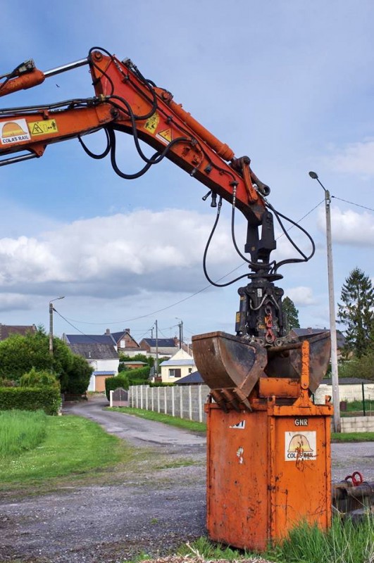 CASE 688 P (2015-05-07 gare de Mézières sur Oise 02) Colas Rail F 6200011 (24).jpg