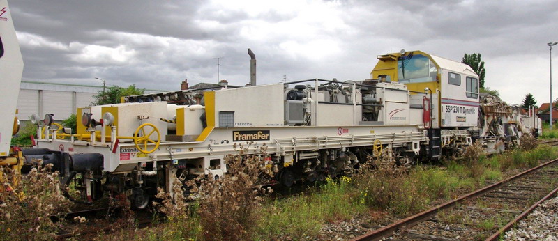 99 87 9 125 521-4 Type SSP 230 T Dynamic (2016-08-20 gare de Chaulnes) Eiffage-Pichenot Bouillé (30).jpg