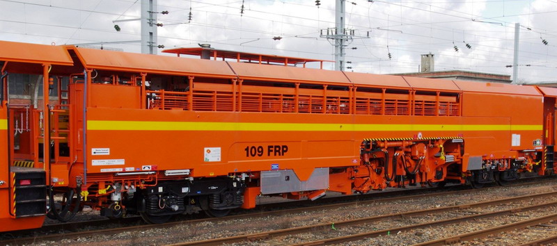 99 87 9 121 529-1 - 109 FRP (2013-02-06 Saint Quentin) Colas Rail (8).jpg
