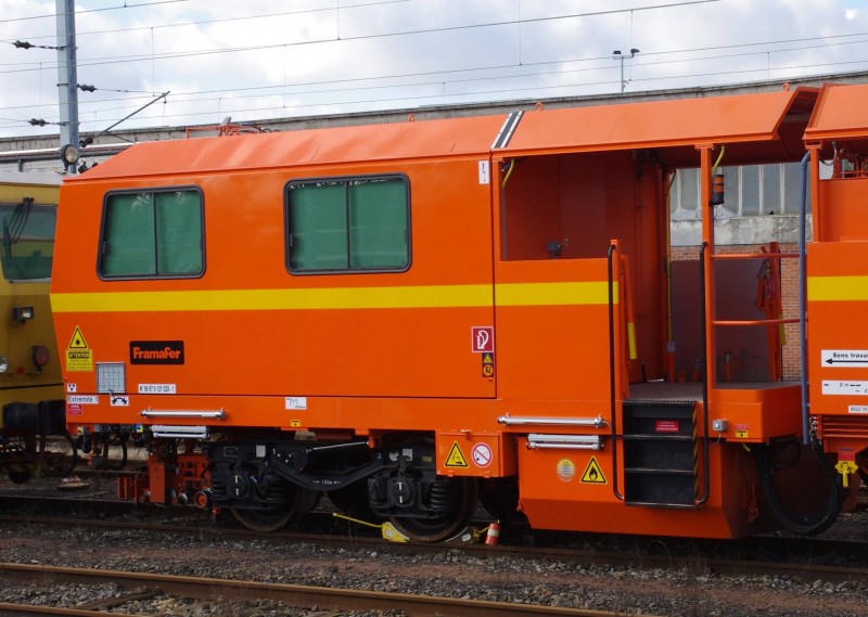99 87 9 121 529-1 - 109 FRP (2013-02-06 Saint Quentin) Colas Rail (7).jpg