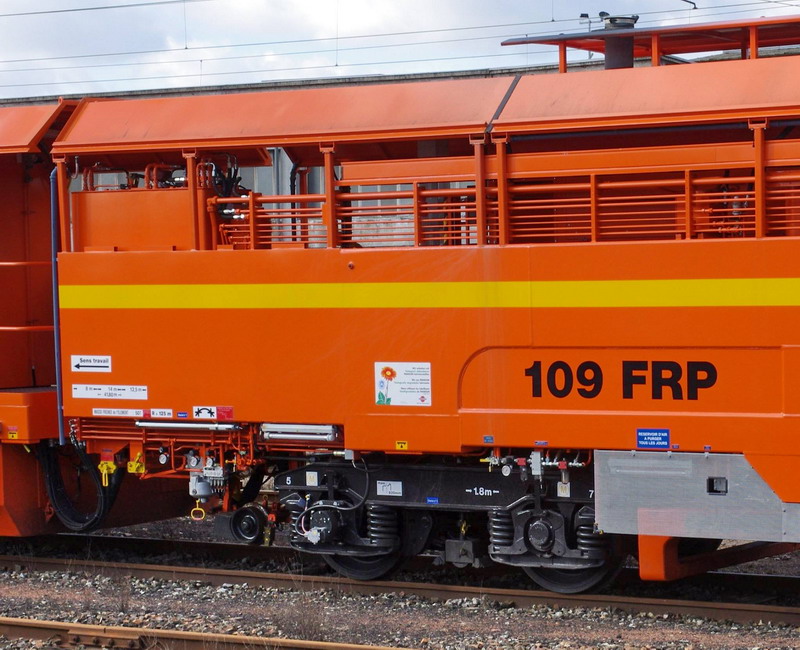 99 87 9 121 529-1 - 109 FRP (2013-02-06 Saint Quentin) Colas Rail (9).jpg