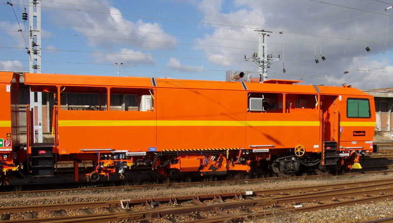 99 87 9 121 529-1 - 109 FRP (2013-02-06 Saint Quentin) Colas Rail (16).jpg