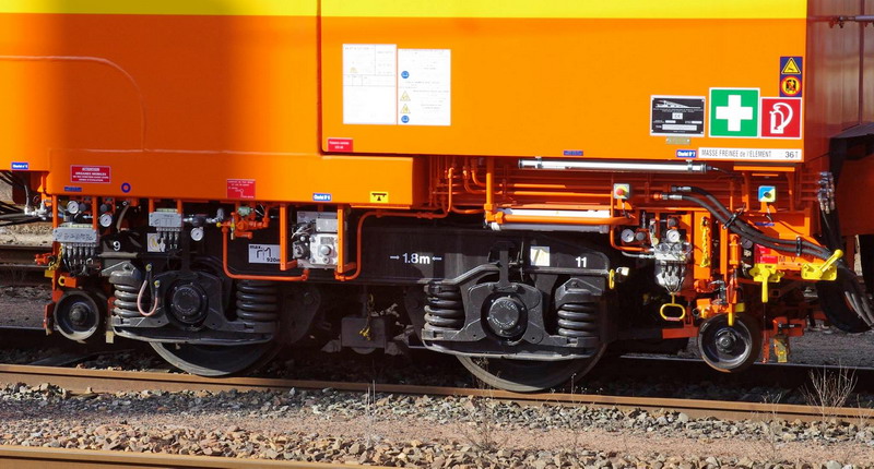99 87 9 121 529-1 - 109 FRP (2013-02-06 Saint Quentin) Colas Rail (14).jpg
