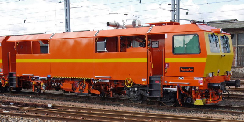 99 87 9 121 529-1 - 109 FRP (2013-02-06 Saint Quentin) Colas Rail (17).jpg