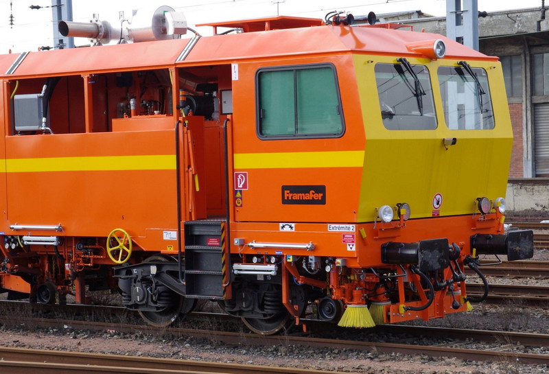 99 87 9 121 529-1 - 109 FRP (2013-02-06 Saint Quentin) Colas Rail (21).jpg