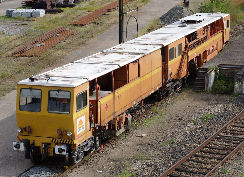 99 87 9 124 504-1 - 108-275 FRP (2013-08-12 gare de Saint Quentin) Colas Rail (3).jpg