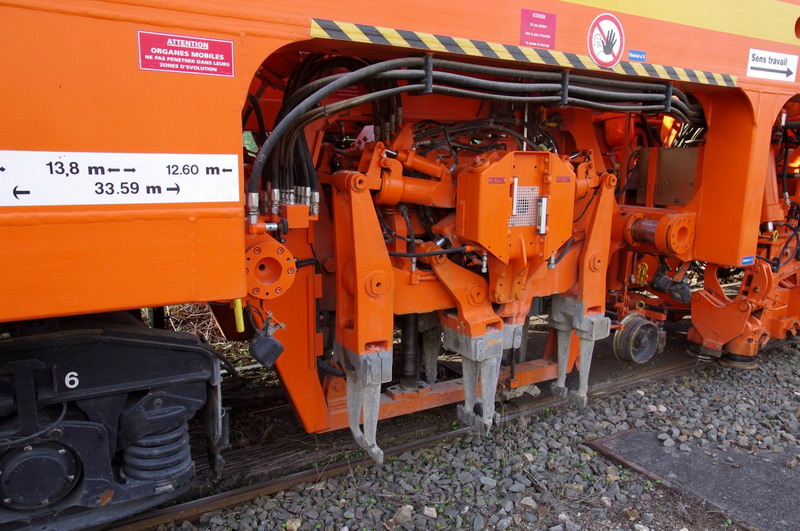 99 87 9 122 522-5 - 108-32 U (2013-05-13 gare de Saint Quentin) Colas Rail (16).jpg