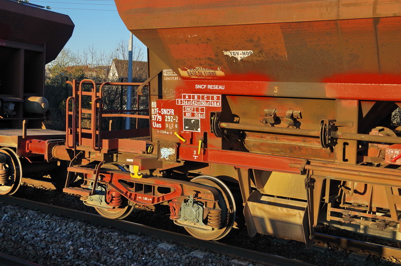 80 87 977 9 292-2 Uas D12 6 F-SNCFR (2017-01-29 gare de Mennessis) (2).jpg