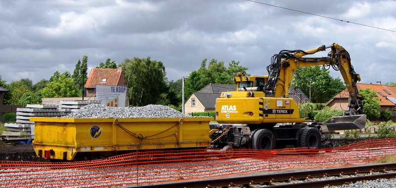 Lorry I&L Railtraillers (2017-06-07 gare de Menin) Witte-Vandecaeye (1).jpg