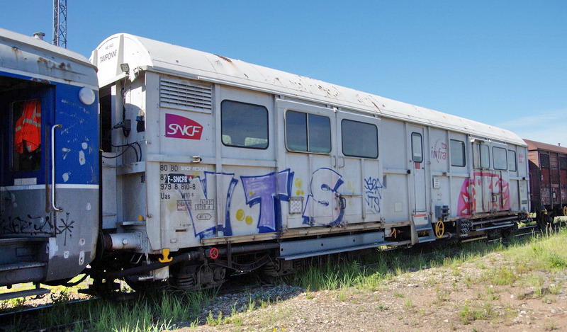 80 87 979 8 810-8 Uas W85 6 F-SNCFR BD Train désherbeur (2017-06-09 gare de Laon) (1).jpg