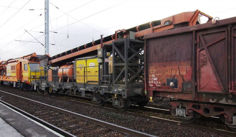 99 87 9 384 508-6 (2013-05'23 gare de Saint Quentin) Colas Rail (1).jpg